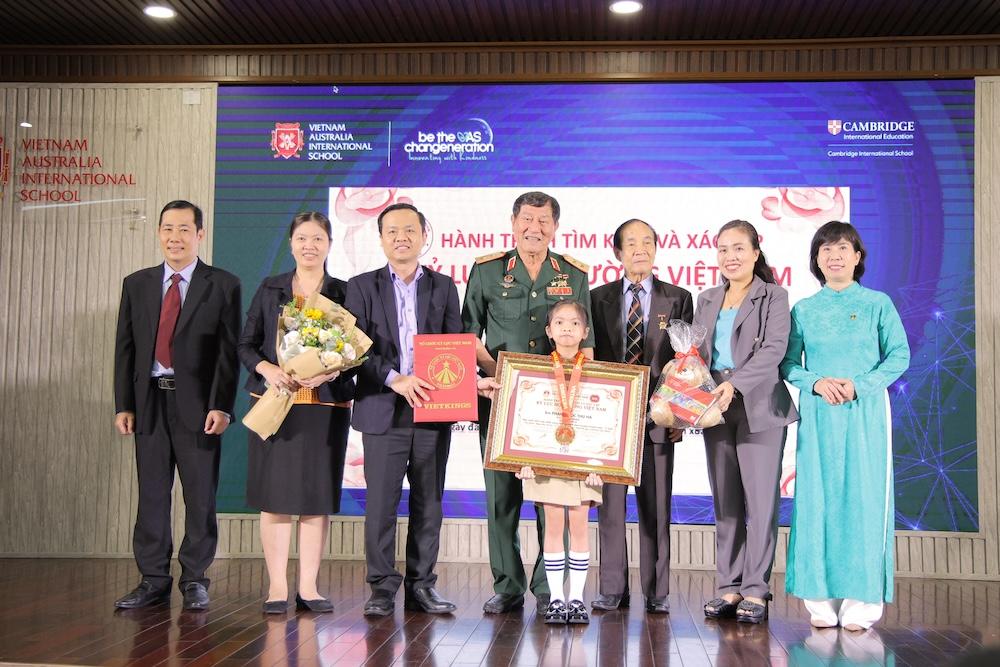 Anh hùng Phạm Tuân trao kỷ lục cho học sinh 7 tuổi trường Quốc tế Việt Úc (VAS) xuất bản truyện tranh màu